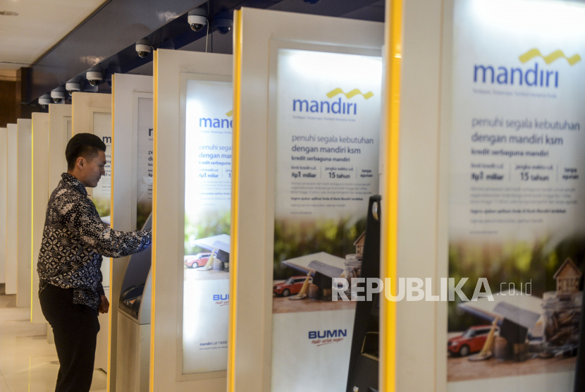 Nasabah saat melakukan transaksi di Anjungan Tunai Mandiri (ATM) di Plaza Mandiri (ilustrasi). Bank Mandiri mencatat trasaksi digital sebesar Rp 3,7 triliun di Provinsi Banten.