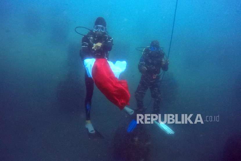 Pengibaran bendera Merah Putih di bawah laut (ilustrasi) 