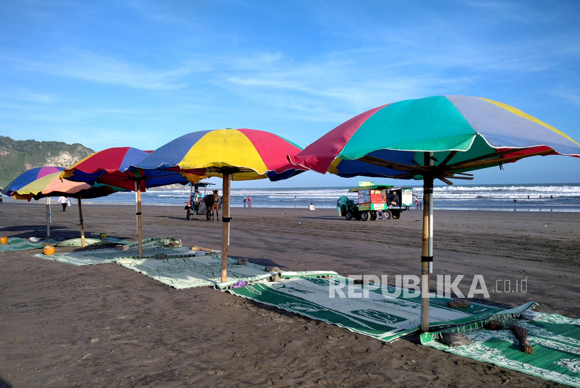 Andong menunggu penumpang di Pantai Parangtriris,  Yogyakarta.