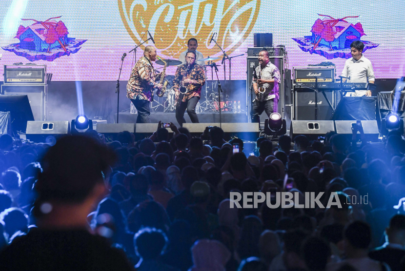 Band Saxx In The City membawakan sejumlah lagu dalam 11th Ramadhan Jazz Festival di pelataran Masjid Cut Meutia, Jakarta, Sabtu (23/4/2022). 