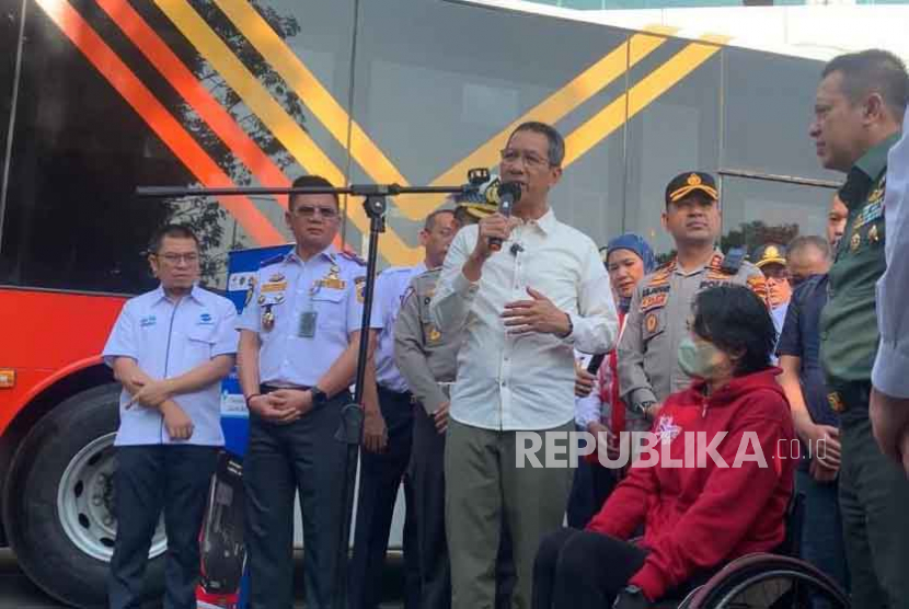 Penjabat (Pj) Gubernur DKI Heru Budi Hartono menjajal bus Transjakarta Terminal Kalideres sampai Bandara Soetta pada Rabu (5/7/2023).
