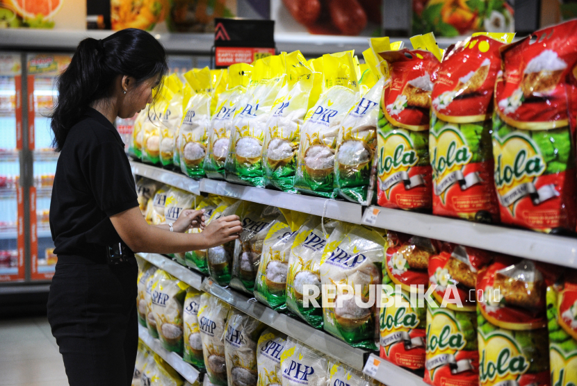 Petugas menata beras SPHP di salah satu ritel modern di Jakarta, Selasa (26/8/2025). Badan Pangan Nasional (Bapanas) mengungkapkan bahwa penyaluran beras Stabilisasi Pasokan dan Harga Pangan (SPHP) produksi Perum Bulog masih belum optimal. Berdasarkan hasil pemantauan pada 11–22 Agustus 2025, beras SPHP belum tersedia di sebagian besar pasar tradisional, ritel modern, kios pangan, Rumah Pangan Kita (RPK), dan Koperasi Desa/Kelurahan (Kopdes) Merah Putih yang dipantau. Selain itu, Bapanas juga mencatat kelangkaan beras premium di sejumlah ritel modern. Sebagian besar beras yang tersedia merupakan beras fortifikasi, yaitu beras yang diperkaya dengan zat gizi mikro seperti zat besi, asam folat, vitamin, dan zinc untuk meningkatkan status gizi masyarakat. Meski demikian, stok beras nasional terpantau aman. Perum Bulog memastikan ketersediaan stok beras saat ini mencapai 3,9 juta ton.