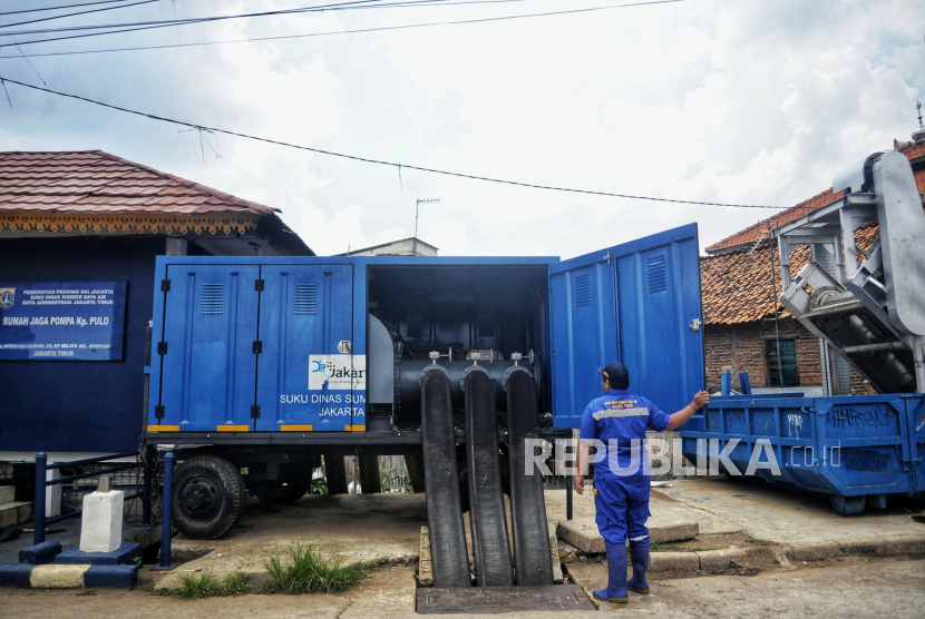 Petugas memeriksa pompa air mobile yang berada di rumah jaga pompa Kampung Pulo, Kelurahan Kampung Melayu, Jakarta Timur, Selasa (5/11/2024).