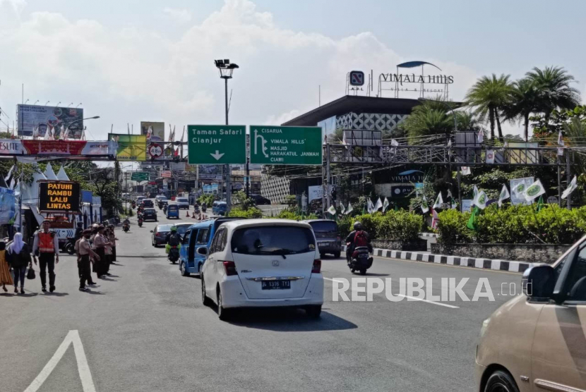 Kondisi arus lalu lintas di Jalur Puncak ketika diterapkan ganjil-genap, tepatnya di Simpang Gadog, Kabupaten Bogor, Rabu (19/4/2023). 