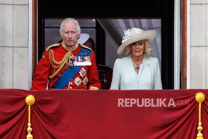 Raja Charles III (kiri) dan Camilla.