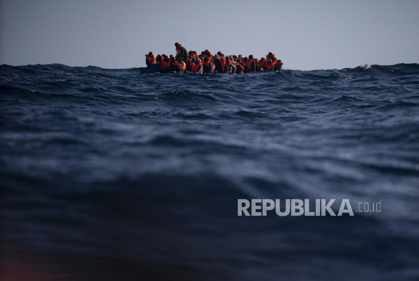 Migran dari Eritrea, Mesir, Suriah dan Sudan, menunggu untuk dibantu oleh pekerja bantuan dari LSM Spanyol Open Arms, setelah melarikan diri dari Libya dengan kapal kayu berbahaya di laut Mediterania, sekitar 110 mil sebelah utara Libya, pada Sabtu, Januari. 2, 2021.