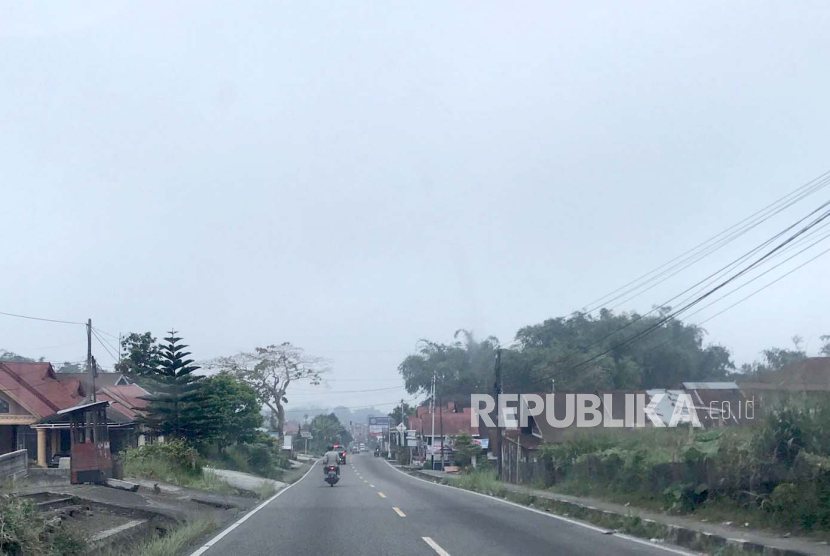 Suasana kabut asap di Kota Padang Panjang, Sumatra Barat.