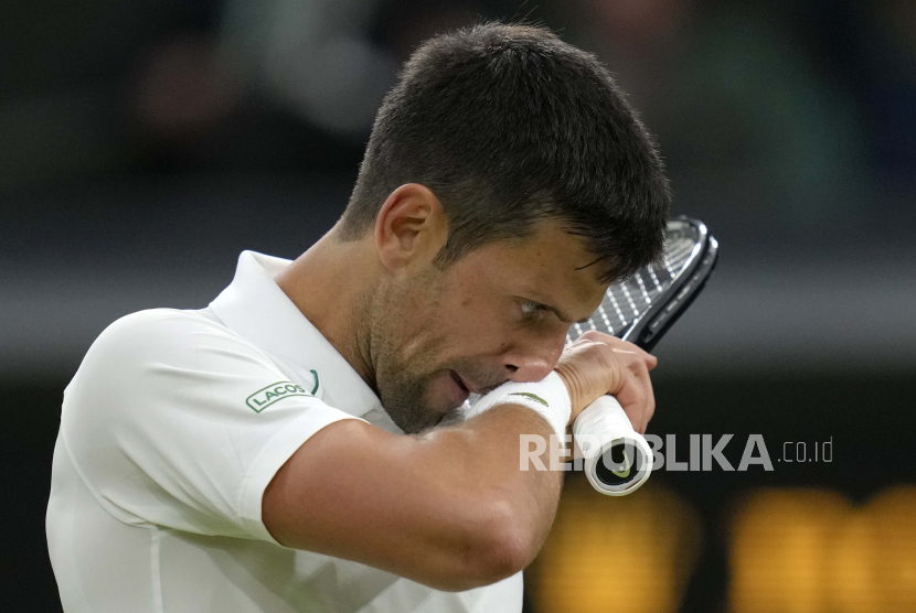 Petenis Serbia Novak Djokovic sedih setelah kehilangan satu poin dari Tim van Rijthoven dari Belanda pada pertandingan tunggal putra putaran keempat pada hari ketujuh kejuaraan tenis Wimbledon di London, Minggu, 3 Juli 2022.