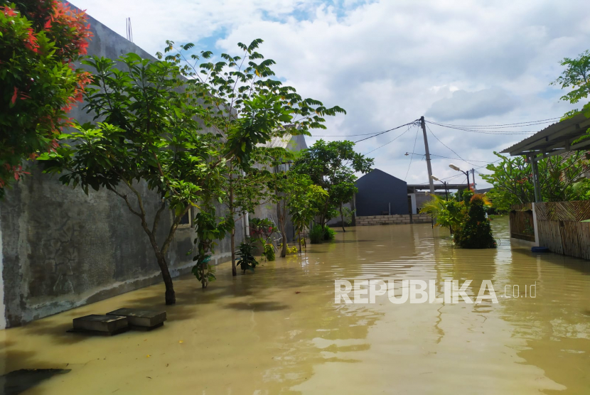 Penampakan banjir di Perumahan Oma Indah Menganti, Desa Bringkang, Kecamatan Menganti, Gresik, Jawa Timur. Banjir terjadi akibat jebolnya Tanggul Mojosarirejo di Kecamatan Driyorejo, Gresik pada Selasa (21/2).