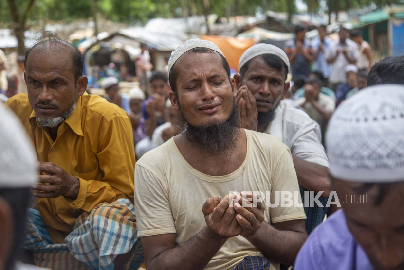Pengungsi Rohingya berdoa saat mereka mengambil bagian dalam protes yang diadakan untuk menandai lima tahun migrasi massal pengungsi Rohingya dari Myanmar ke Bangladesh, di sebuah kamp darurat di Kutubpalang, Ukhiya, distrik Cox Bazar, Bangladesh, 25 Agustus 2022. Menurut Komisaris Tinggi PBB untuk Pengungsi (UNHCR), lebih dari 900.000 pengungsi Rohingya tinggal di Bangladesh. AS Umumkan Bantuan Kemanusiaan 170 Juta Dolar untuk Muslim Rohingya