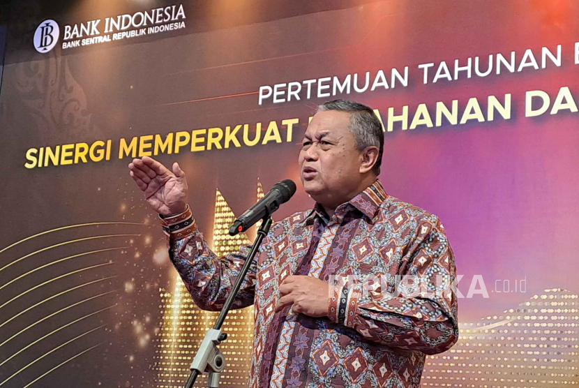 Gubernur Bank Indonesia Perry Warjiyo menyampaikan press statement mengenai kondisi ekonomi Indonesia saat menghadiri Pertemuan Tahunan Bank Indonesia di Gedung BI, Rabu (29/11/2023) malam. 