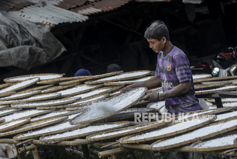 Pekerja menjemur bahan olahan dari singkong yang dibuat menjadi tepung tapioka di Bogor, Jawa Barat, Jumat (21/8). emerintah optimistis perekonomian nasional bisa segera pulih, setelah sempat jeblok akibat pandemi Covid-19. 