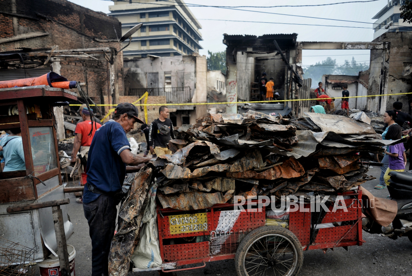 Warga membawa puing bangunan di lokasi terdampak kebakaran di kawasan Pasar Gembrong, Jakarta, Senin (25/4/2022). Sebanyak 400 rumah dan pertokoan dikawasan tersebut terbakar pada Ahad (24/4) sekitar pukul 21.00 WIB yang diduga akibat korsleting listrik. Menurut Ikatan Pedagang Pasar Indonesia, kerugian akibat kebakaran di Pasar Gembrong tersebut ditaksir sekitar Rp 2 miliar. Republika/Thoudy Badai