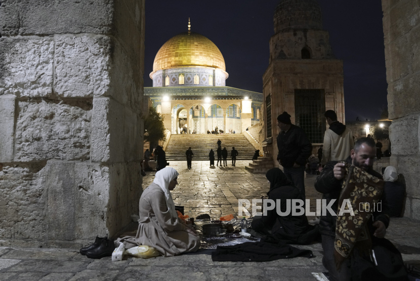 Muslim Palestina berbuka puasa selama bulan suci Ramadhan di luar Kubah Batu di kompleks Masjid Al-Aqsa di Kota Tua Yerusalem, Sabtu, (16/3/2024).