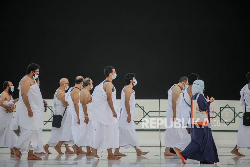  15.000 Jamaah Lanjutkan Umrah Tahap Kedua. Sebuah foto selebaran yang disediakan oleh Kementerian Haji dan Umrah Saudi menunjukkan umat Islam mengenakan masker wajah dan menjaga jarak aman saat mereka melakukan umrah di sekitar Ka