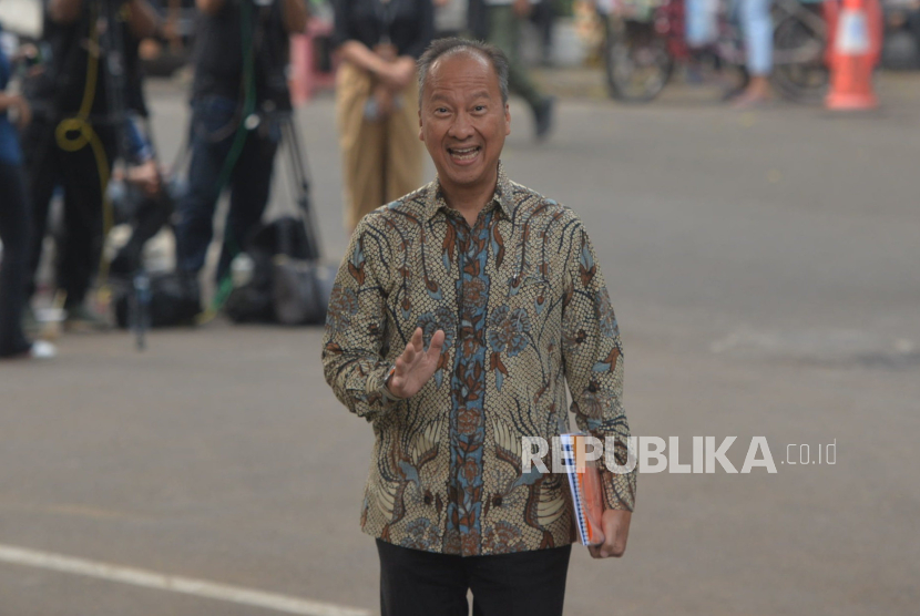 Menteri Perindustrian Agus Gumiwang Kartasasmita tiba di kediaman Presiden Terpilih Prabowo Subianto, Kertanegara, Jakarta Selatan, Senin (14/10/2024). Presiden Terpilih Prabowo Subianto memanggil sejumlah tokoh yang diyakini bakal menjadi calon menteri/kepala lembaga negara untuk pemerintahan baru ke depan.