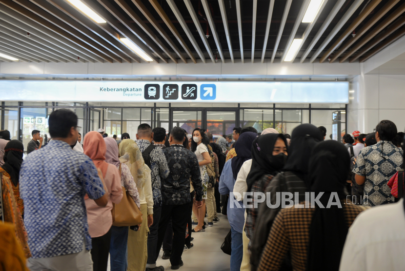 Penumpang mengantre saat akan Kereta Cepat Jakarta Bandung (KCJB) saat uji coba dari Jakarta menuju Bandung, di Stasiun Halim, Jakarta, Jumat (15/9/2023). PT KCIC (Kereta Cepat Indonesia China) menjalankan ujicoba operasional dengan penumpang tidak berbayar dengan total 8 perjalanan per hari dari Stasiun Halim ke Tegalluar dan kapasitas penumpang 2200 orang per hari dari tanggal 14 September hingga 30 September 2023.
