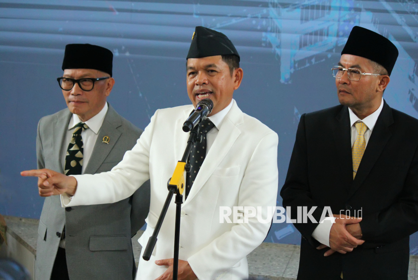 Gubernur Jawa Barat (Jabar) terpilih Dedi Mulyadi didampingi Erwan Setiawan dan Ketua DPRD Jabar Buky Wibawa menyampaikan keterangan pers usai serah terima jabatan Gubernur Jabar di Gedung DPRD Jabar, Jalan Diponegoro, Kota Bandung, Jumat (21/2/2025). Kepemimpinan Jabar resmi dijabat oleh Dedi Mulyadi dan Erwan Setiawan sebagai Gubernur dan Wakil Gubernur Jabar periode 2025-2030 dengan mengedepankan visi Jabar Istimewa, Kampung Diurus Kota Ditata.