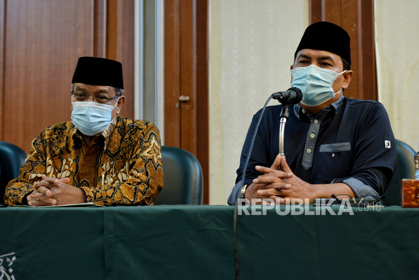 Ketua Umum Pengurus Besar Nahdlatul Ulama (PBNU) Said Aqil Siroj (kiri) didampingi Sekjen PBNU Helmy Faishal Zaini (kanan) saat menyampaikan konferensi pers di gedung PBNU, Jakarta, Selasa (2/3).
