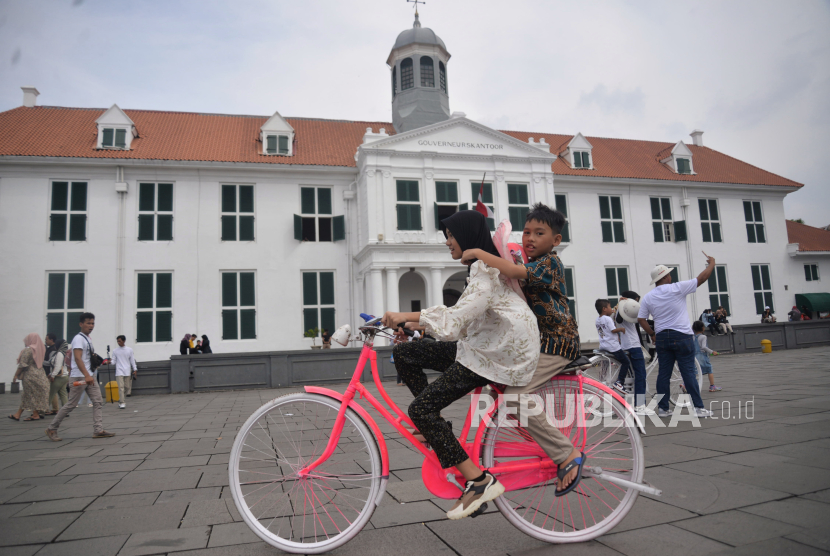 Warga berwisata di Taman Fatahillah, Kota Tua, Jakarta Barat, Rabu (1/5/2024).