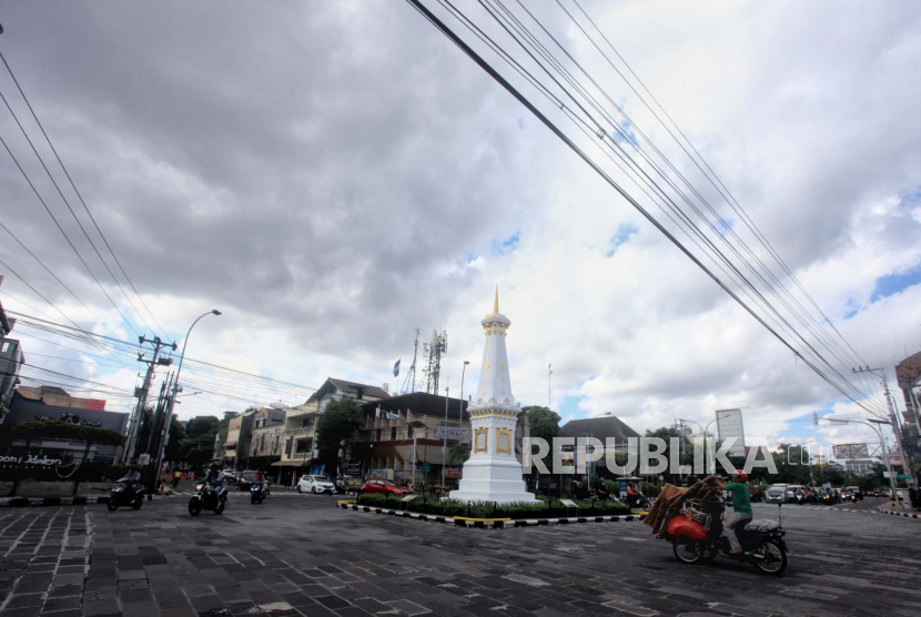 Pengendara melintas di kawasan Tugu Pal Putih, Daerah Istimewa Yogyakarta (DIY), Jumat (29/5/2020).