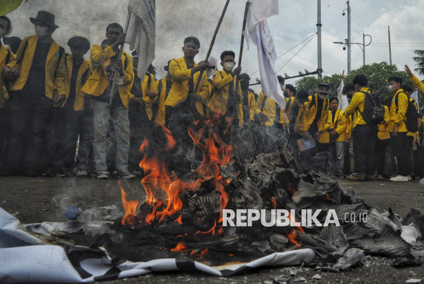 Pengunjuk rasa melalui aksi tolak Revisi Undang-Undang TNI di depan kompleks Parlemen, Jakarta, Kamis (20/3/2025). Aksi ini menuntut kepada DPR untuk mencabut UU tentang Perubahan atas Undang-Undang Nomor 34 Tahun 2004 tentang Tentara Nasional Indonesia yang baru saja disahkan di sidang paripurna. Mereka menolak UU TNI tersebut yang dinilai berpeluang kembalinya Dwifungsi TNI seperti di era Orde Baru.