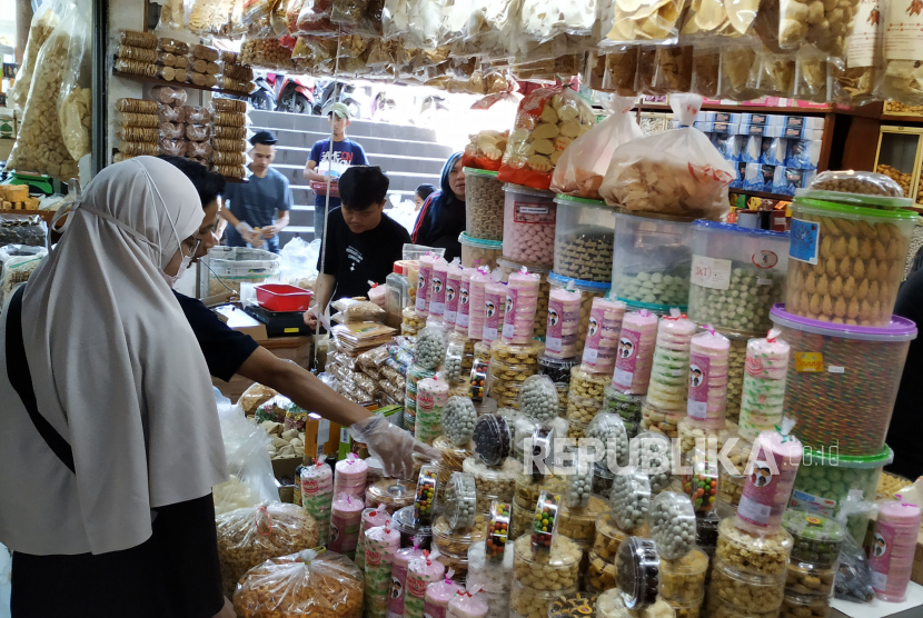 Kios pedagang makanan khas Bandung ramai pengunjung di Pasar Kosambi, Kota Bandung.