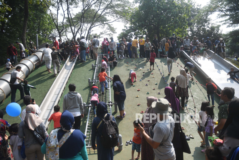 Pengunjung memadati Tebet Eco Park di Jakarta, Ahad (5/6/2022). Tebet Eco Park menjadi salah satu destinasi wisata warga Jakarta untuk menghabiskan waktu libur akhir pekan. 