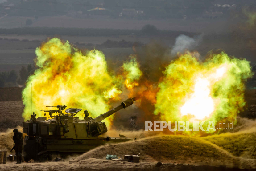 Unit artileri Israel menembaki daerah sepanjang perbatasan dengan Gaza, Israel selatan, Rabu (11/10/2023).