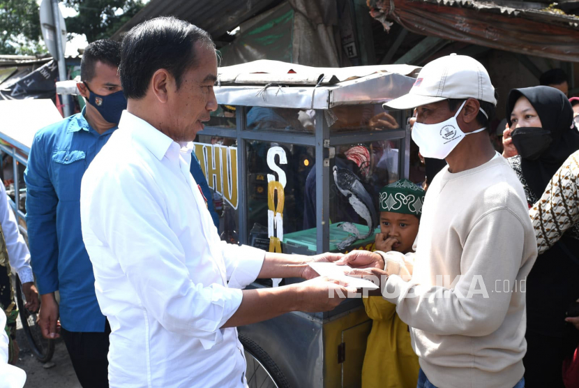Presiden Joko Widodo mengecek harga kebutuhan pokok di  Pasar Baleendah, Kabupaten Bandung, Jawa Barat, Ahad (5/3/2023). Biro Pers Sekretariat Presiden