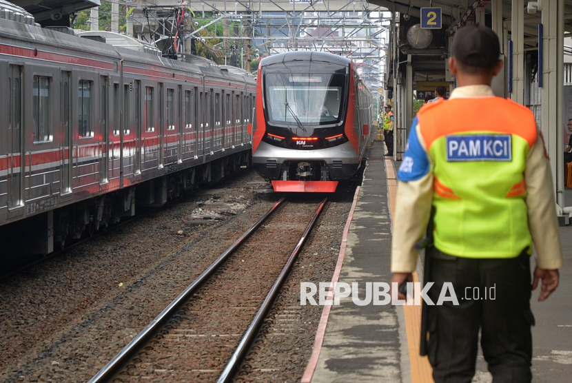 Rangkaian KRL baru CLI-125 berada di jalur Jakarta Kota-Bogor, Ahad (1/6/2025). 