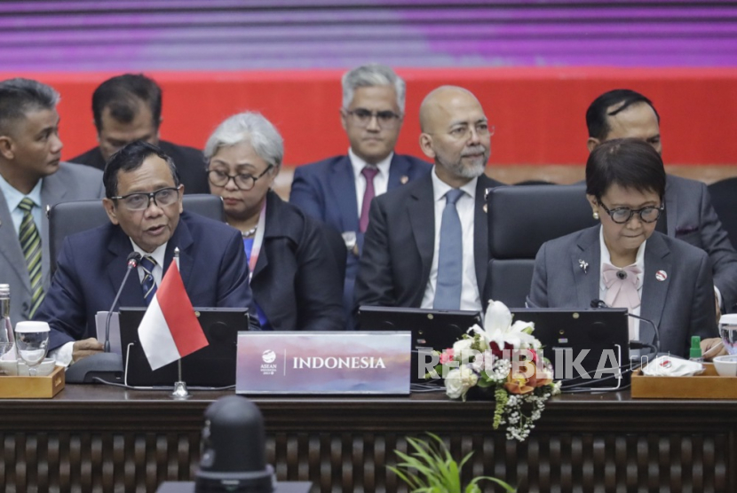Menteri Koordinator Bidang Politik, Hukum, dan Keamanan (Menko Polhukam) Mahfud MD memimpin 27th ASEAN Political Security Community (APSC) Council Meeting yang digelar di gedung Sekretariat ASEAN