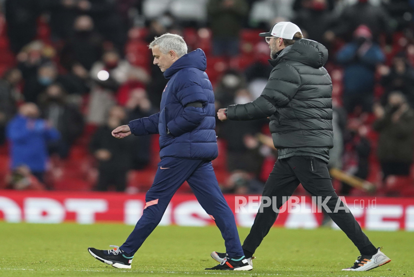 Manajer Tottenham Jose Mourinho, kiri dan manajer Liverpool Jurgen Klopp berjalan ke lapangan setelah pertandingan sepak bola Liga Premier Inggris antara Liverpool dan Tottenham Hotspur berakhir di Anfield di Liverpool, Inggris, Rabu, 16 Desember 2020. Liverpool memenangkan pertandingan 2 -1. 