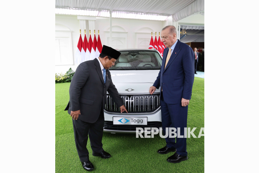 Presiden Turki Recep Tayyip Erdogan menyerahkan mobil listrik domestik Turki, TOGG kepada Presiden RI Prabowo Subianto di Istana Bogor, Jawa Barat, Rabu (12/2/2025). 