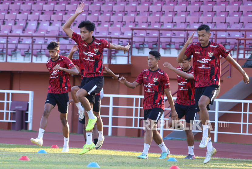 Sejumlah pesepak bola timnas Indonesia U-19 melakukan pemanasan saat latihan di Lapangan Thor, Surabaya, Jawa Timur, Selasa (16/7/2024). Timnas Indonesia U-19 akan menghadapi timnas Filipina U-19 pada petandingan Grup A ASEAN U-19 Boys Championship atau AFF U-19 di Stadion Gelora Bung Tomo pada Rabu (17/7) malam. 