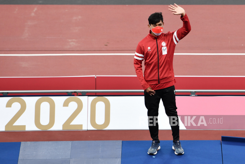 Pelari Indonesia Sapto Yogo Purnomo berpose sebelum penyerahan medali perunggu dalam nomor lari 100 meter Paralimpiade Tokyo 2020 di Stadion Nasional Tokyo, Jepang, Jumat (27/8/2021). Sapto meraih medali perunggu setelah finis di posisi ketiga dengan catatan waktu 11,31 detik, sementara medali emas diraih pelari Amerika Serikat Mayhugh dan medali perak diraih pelari Rusia Kobesov.