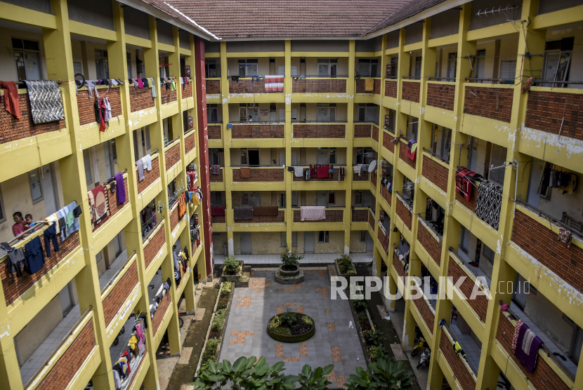 Warga beraktivitas di Rumah Susun Sederhana Sewa (Rusunawa) Cingised di Cisaranten Kulon, Arcamanik, Bandung. Pemkot dan PUPR Siapkan 1.879 Unit Hunian Murah Bagi Warga Bandung.