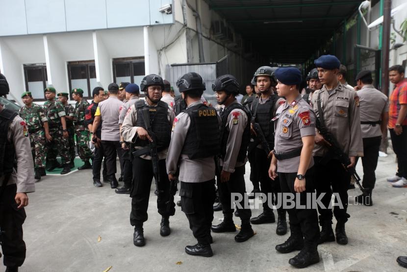 South Jakarta Police deploys 450 personnels to secure the trial to hear the verdict against defendant of Thamrin bomb case, Aman Abdurrahman alias Oman Rochman at South Jakarta District Court, Friday (June 22).