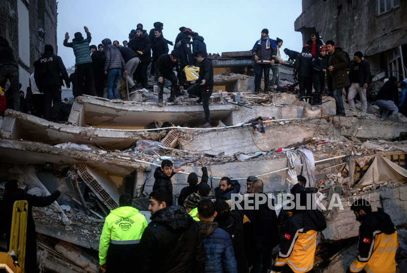 Ratusan orang di Suriah dan Turki meninggal dunia akibat gempa bumi besar bermagnitudo 7,8 yang mengguncang kedua negara bertetangga itu.