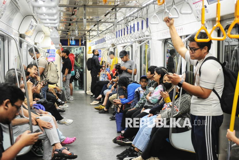 PT MRT Jakarta (Perseroda) menyatakan layanan MRT tetap beroperasi pascakebakaran di pusat jajanan (food court) di Jalan RS Fatmawati. (ilustrasi)