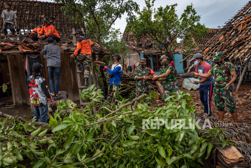 Badan Penanggulangan Bencana Daerah (BPBD) Kabupaten Indramayu, Jawa Barat, mencatat terdapat 46 unit rumah rusak akibat bencana angin puting beliung (Foto: ilustrasi)