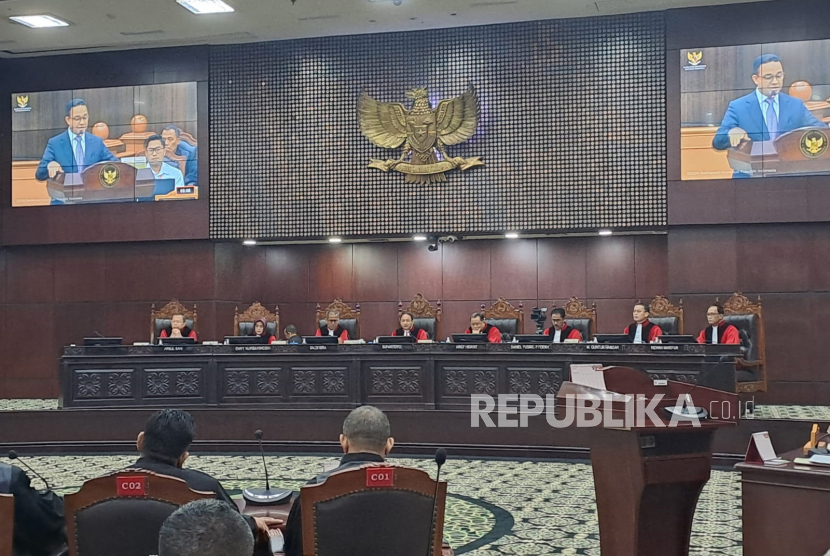 Suasana sidang perdana gugatan sengketa Pemilu 2024 tim Anies Baswedan-Muhaimin Iskandar di Gedung Mahkamah Konstitusi (MK), Jakarta Pusat, Rabu (27/3/2024). 