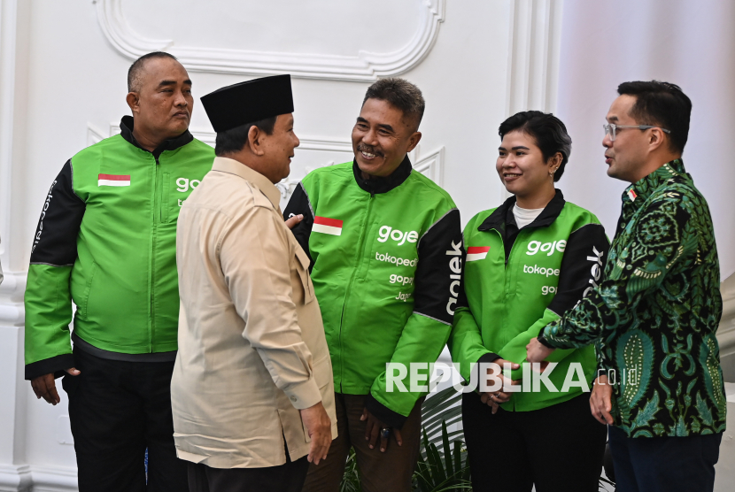 Presiden Prabowo Subianto (kedua kiri) berbincang dengan CEO Gojek Patrick Walujo (kanan) dan para pengemudi ojek daring seusai menyampaikan keterangan terkait pemberian tunjangan hari raya (THR) di Istana Merdeka, Jakarta, Senin (10/3/2025). Presiden Prabowo mengumumkan pengemudi ojek daring bakal mendapatkan bonus THR Idul Fitri 1446 H yang besarannya masih dibahas oleh kementerian dan pihak terkait. 