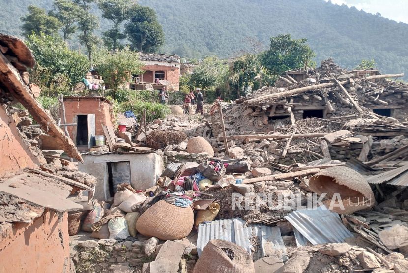  Puing-puing rumah yang hancur akibat gempa di desa Gari Gaau, distrik Doti, Nepal pada 09 November 2022. Pada Selasa (24/1/2023) gempa berkekuatan 5,9 skala Richter (SR) mengguncang wilayah distrik Baruja, Nepal.