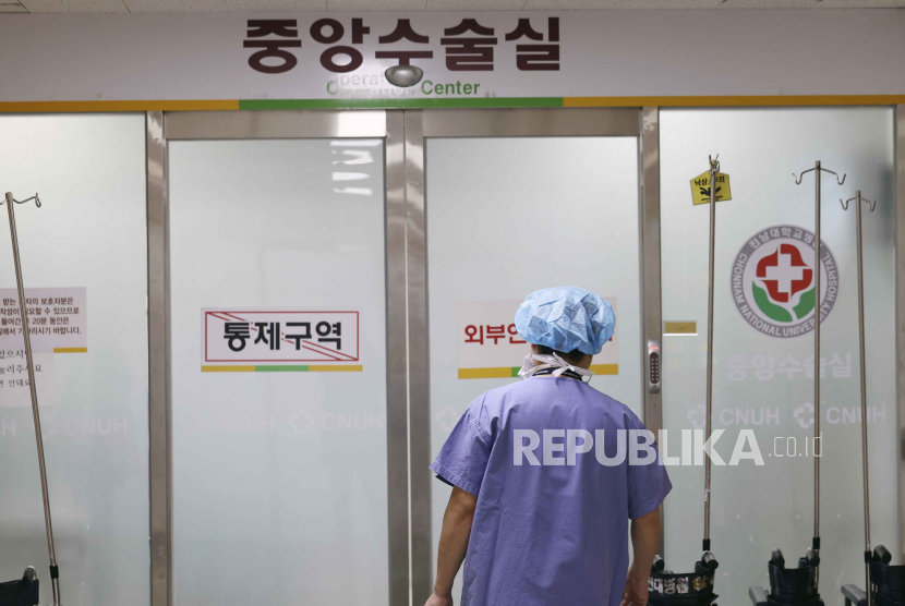 Seorang pekerja medis memasuki ruang operasi di sebuah rumah sakit di Gwangju, Korea Selatan, Senin, (4/3/2024).