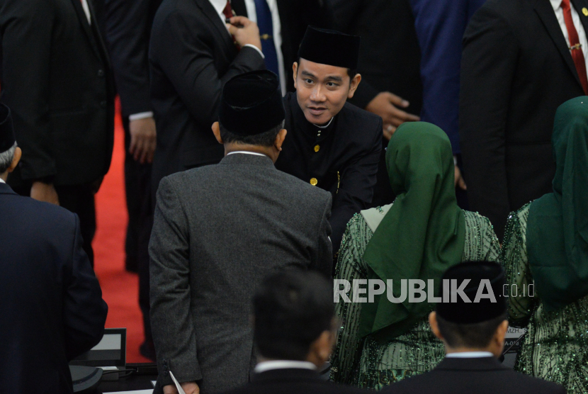 Wakil Presiden Gibran Rakabuming Raka menyalami anggota dewan usai Sidang Paripurna MPR di Senayan, Jakarta, Ahad (20/10/2024). 