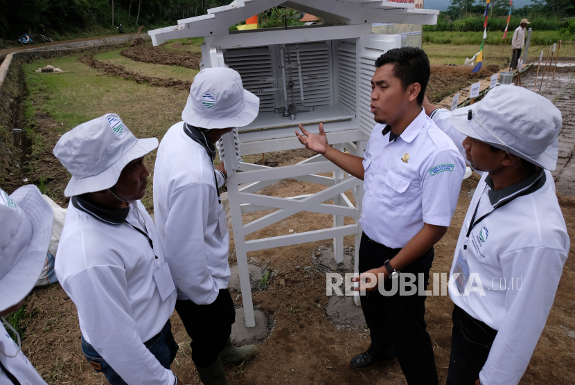 Petugas BMKG menyampaikan materi kepada peserta praktek lapangan Sekolah Lapang Iklim (SLI) di persawahan desa Tegalsari, Kedu, Jawa Tengah, Senin (11/3/2019). 