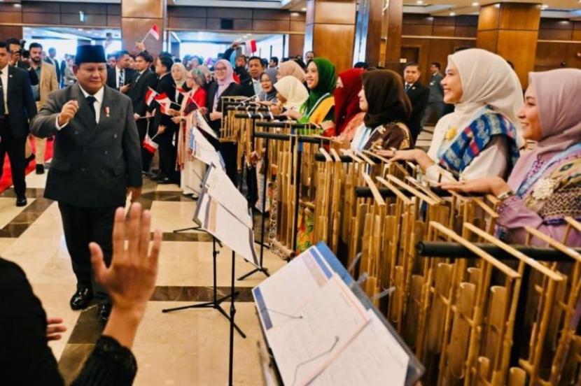 WNI Sambut Presiden Prabowo dengan Angklung di Islamabad