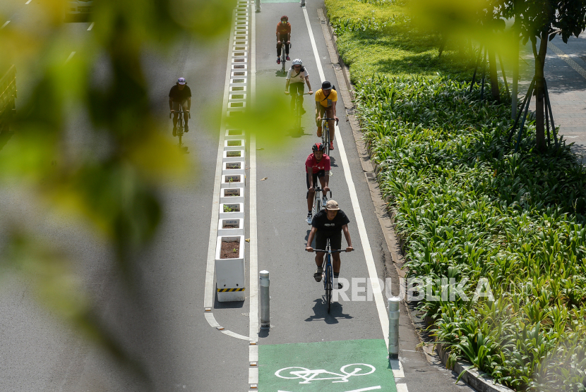 Pesepeda berada di luar jalur sepeda saat melintas di kawasan Sudirman Thamrin, Jakarta, Ahad (30/5).