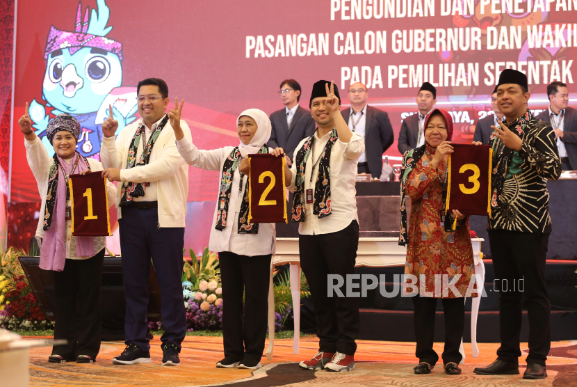 Pasangan calon Gubernur dan Wakil Gubernur Jawa Timur Luluk Nur Hamidah-Lukmanul Hakim (kiri), Khofifah Indar Parawansa-Emil Elestianto Dardak (tengah) dan Tri Rismaharini-Zahrul Azhar Asumta (kanan) menunjukkan nomor urut saat Rapat Pleno Terbuka Pengundian dan Penetapan Nomor Urut Pasangan Calon Gubernur dan Wakil Gubernur Jawa Timur di Surabaya, Jawa Timur, Senin (23/9/2024). KPU Jawa Timur menetapkan pasangan cagub-cawagub Luluk Nur Hamidah-Lukmanul Hakim mendapatkan nomor urut satu, pasangan Khofifah Indar Parawansa-Emil Elestianto Dardak nomor urut dua dan pasangan Tri Rismaharini-Zahrul Azhar Asumta nomor urut tiga. 